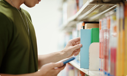 일반대학원 비주얼 이미지 - 책을 뽑고 있는 모습