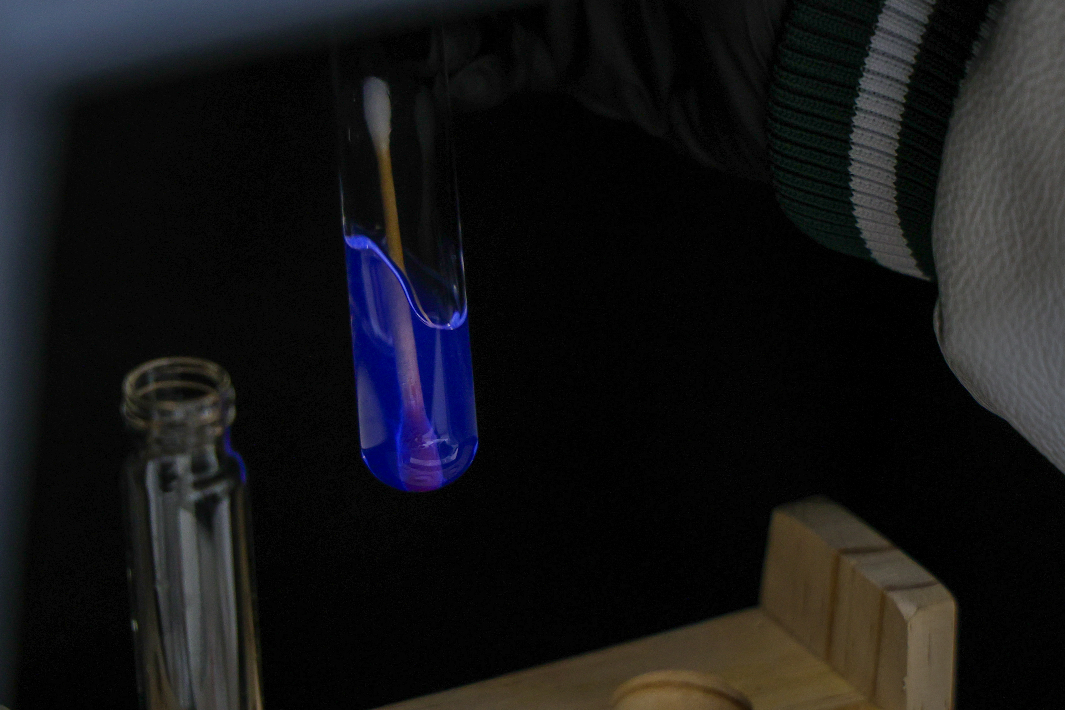 혈흔이 시약을 만나 반응하는 시험관 사진